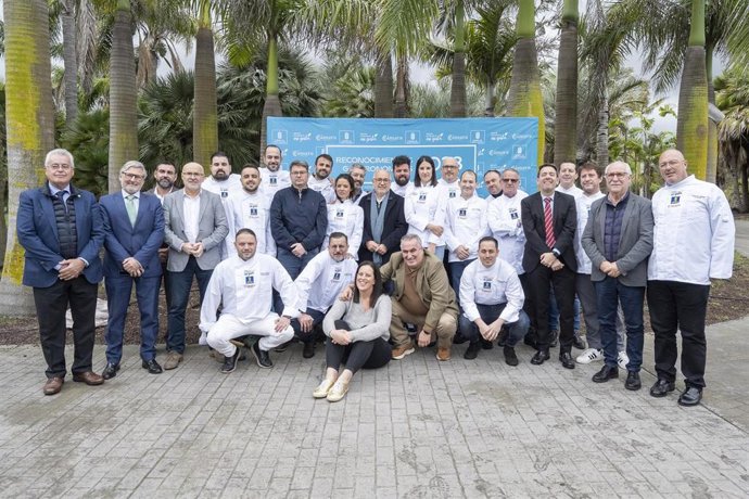 El Cabildo homenajea a los 20 restaurantes incluidos en las guías Michelín y Repsol