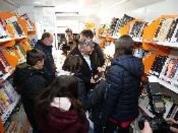 Morán visita uno de los bibliobúses de la Diputación de León