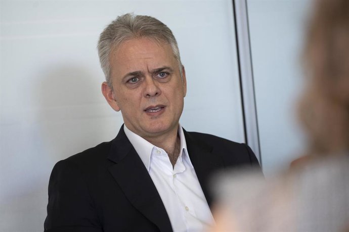 Archivo - El vicepresidente segundo del Consell y conseller de Vivienda y Arquitectura Bioclimática, Héctor Illueca, interviene durante una entrevista para Europa Press, a 16 de septiembre de 2022, en Valencia, Comunidad Valenciana (España). 