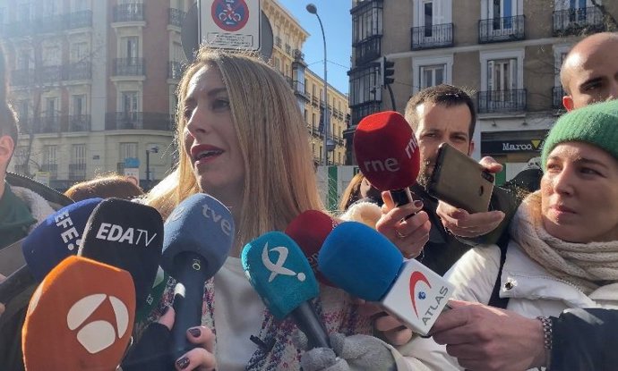 María Guardiola atiende a los medios de comunicación en Madrid.