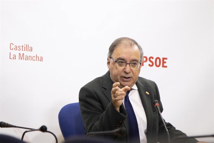 El presidente del grupo socialista en las Cortes regionales, Fernando Mora, en rueda de prensa.