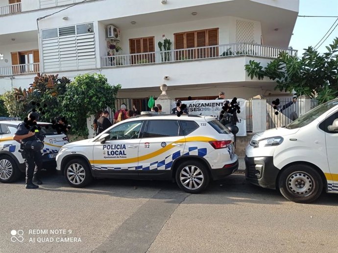Archivo - Imagen de la protesta por el desahucio el pasado 2 de noviembre, por la que hay ocho personas imputadas por atentado a la autoridad.