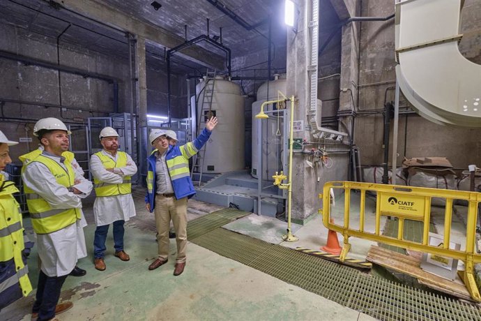 El consejero de Transición Ecológica del Cabildo de Tenerife, Javier Rodríguez, y el alcalde del Puerto de la Cruz, Marco González, en una visita a la EDAR del Valle de La Orotava