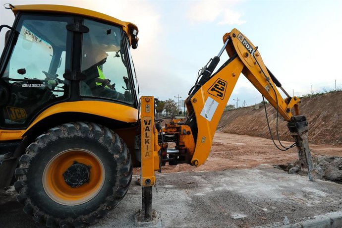 Archivo - Excavadora en imagen de archivo.