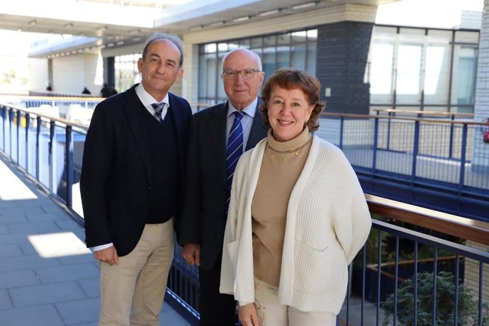 El rector de la Loyola, Gabriel Pérez Alcalá, con el nuevo decano de Ciencias de la Salud, Antonio Núñez Roldán, y la vicedecana, Herminia Romero Ramos.