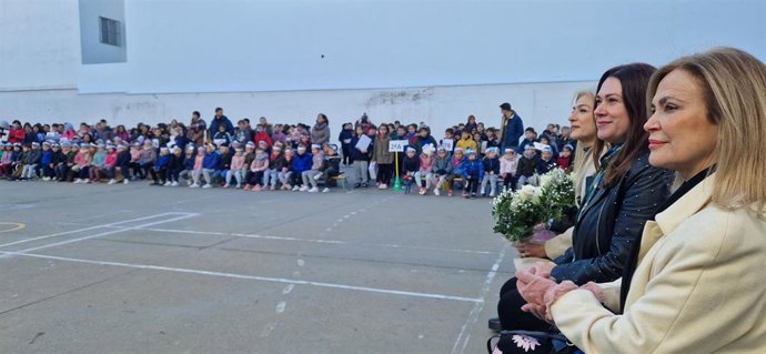 La delegada de Limpieza Pública y Educación, Marisa Gómez, segunda por la derecha, en los actos con motivo del Día de la Paz organizados en el CEIP Calvo Sotelo.