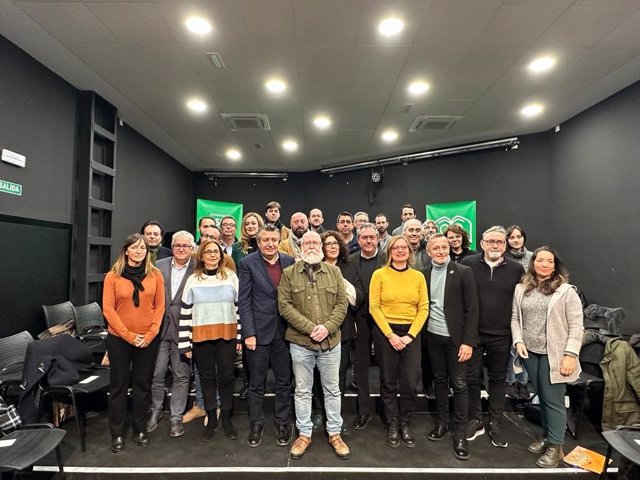 Reunión del secretario general del PSOE-A, Juan Espadas, con asociaciones de artes escénicas y musicales en La Rinconada (Sevilla).