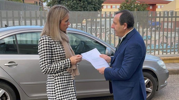 El parlamentario andaluz del PSOE, José Luis Ruiz Espejo, y la secretaria de educación del PSOE de Málaga y diputada provincial, Patricia Alba, en Alhaurín de la Torre.