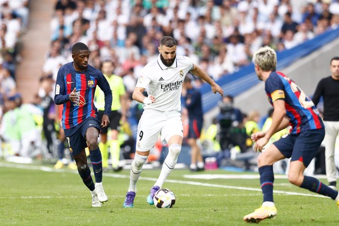 Archivo - Karim Benzema of Real Madrid and Ousmane Dembele of FC Barcelona in action during the spanish league, La Liga Santander, football match played between Real Madrid and FC Barcelona at Santiago Bernabeu stadium on October 16, 2022, in Madrid, Sp