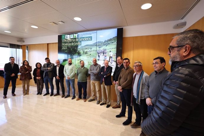 El presidente de la Diputación de Sevilla, Fernando Rodríguez Villalobos, en la presentación de la V edición del Programa Senderos Provincia de Sevilla 2023, con alcaldes de los municipios que participan.