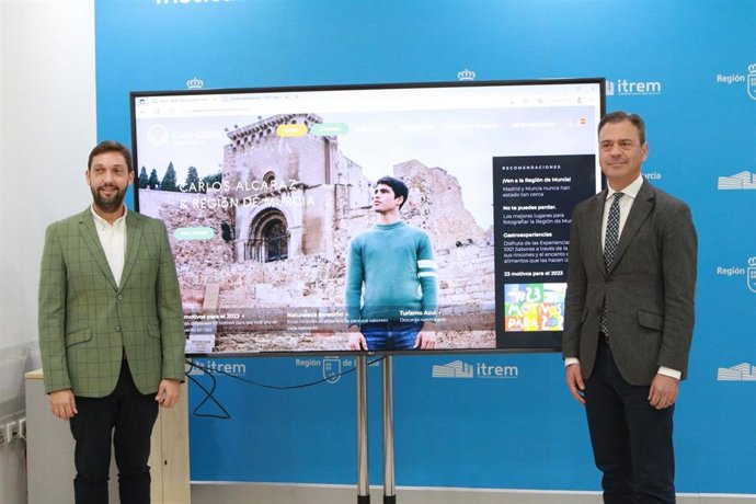 El consejero de Presidencia, Turismo, Cultura, Juventud, Deportes y Portavocía, Marcos Ortuño, y el director general del Itrem, Juan Francisco Martínez, tras la presentación de la nueva web turística