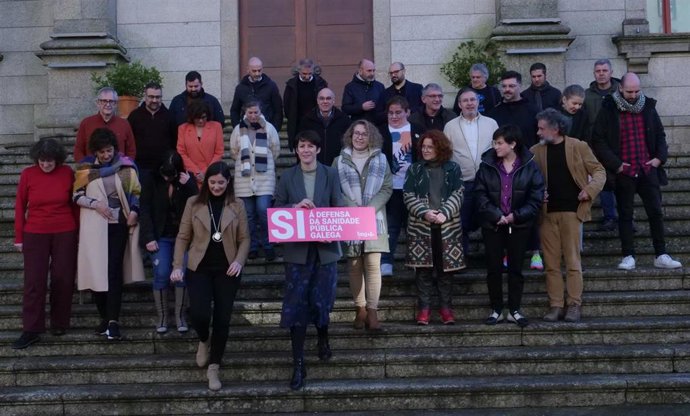 Acto de alcaldes del BNG en la escalinata del Parlamento. 