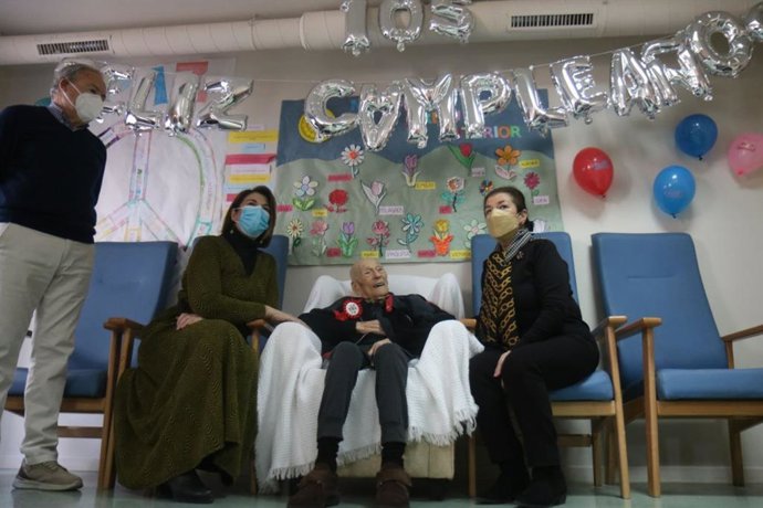 Eva Contador (a la izquierda) en la Residencia de Mayores Santa María para celebrar el 105 cumpleaños de Francisco Herrera Pomares.