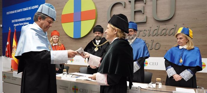 El pintor Augusto Ferrer-Dalmau, investido Doctor Honoris Causa por la Universidad CEU San Pablo