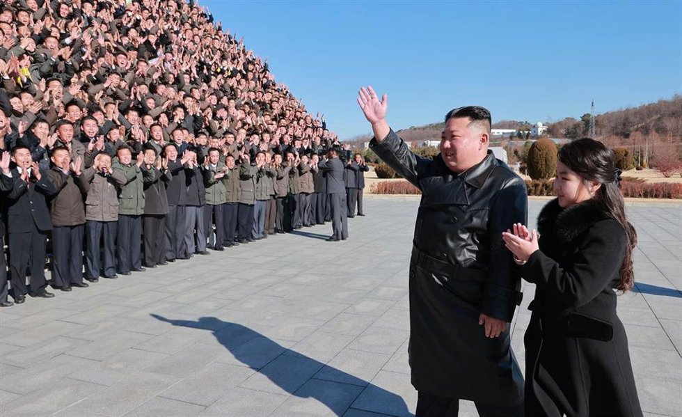 Archivo - El dirigente de Corea del Norte, Kim Jong Un, saluda junto a su hija a un grupo de militares