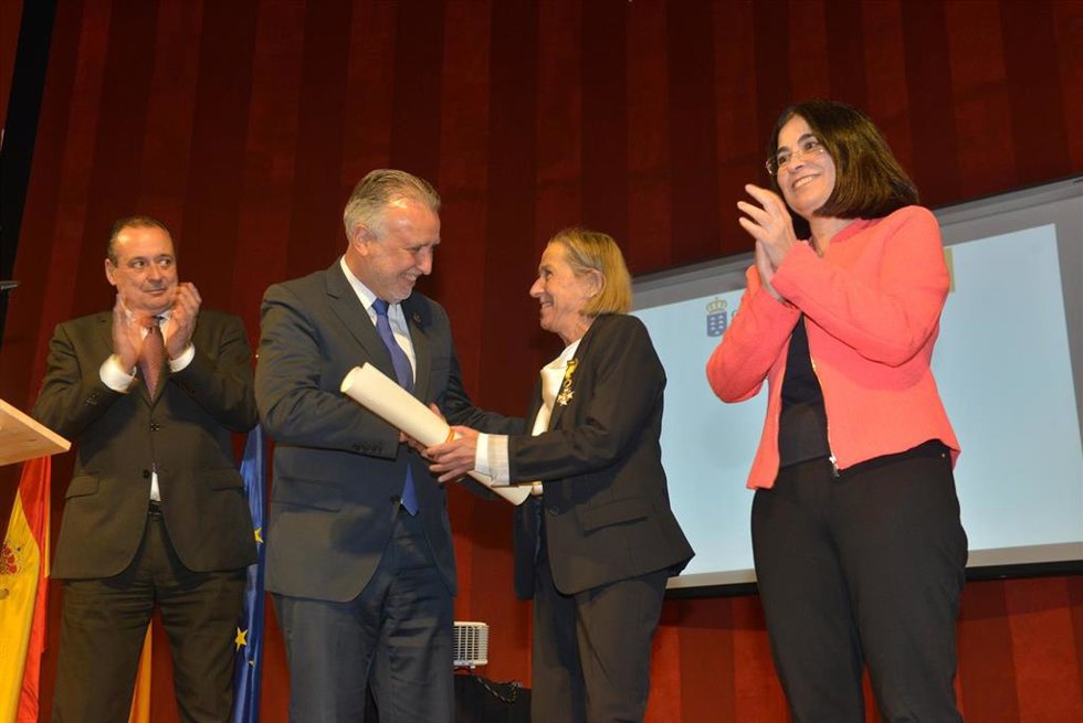 El presidente del Gobierno de Canarias, Ángel Víctor Torres, entrega la Orden Civil de Sanidad a la pediatra del centro de salud de Valverde, Teresa Cotonat, en compañía de la ministra de Sanidad, Carolina Darias