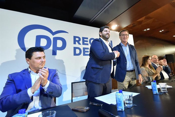 Archivo - El presidente de la Región de Murcia, Fernando López Miras y el presidente del PP, Alberto Núñez Feijóo, durante la Junta Directiva Regional del PP, en el Hotel Nelva, a 16 de septiembre de 2022, en Murcia, Región de Murcia (España). 