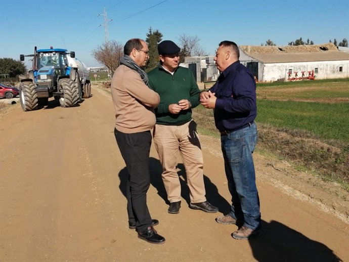 El delegado territorial de Sostenibilidad, Medio Ambiente y Economía Azul del Gobierno andaluz, Oscar Curtido, visita las obras en una vía pecuaria de Villamartín (Cádiz)