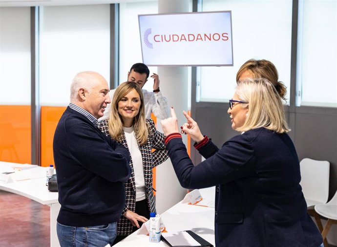 La síndica de Cs en Les Corts, Mamen Peris, en el comité permanente del partido junto a la portavoz nacionalm, Patricia Guasp, y otros miembros del órgano