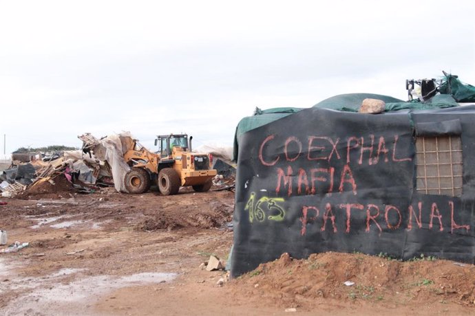 Las máquinas derribando este lunes las infraviviendas en el asentamiento de El Walili, en Níjar (Almería)