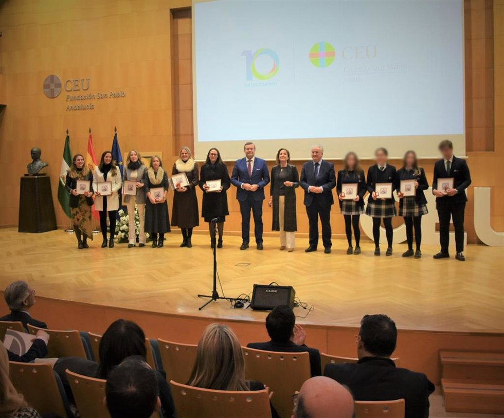 La ceremonia de celebración por el décimo aniversario del CEU San Pablo Sevilla ha sido en el salón de actos de la Fundación San Pablo Andalucía CEU.