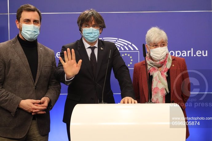 Archivo - El expresidente Carles Puigdemont (c) junto a los exconsellers Toni Comín (i) y Clara Ponsatí (d) el día en el que el Parlamento Europeo vota a favor de suspender la inmunidad de los tres, en Bruselas (Bélgica), a 9 de marzo de 2021.