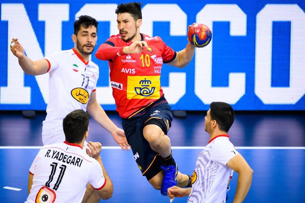 Alex Dujshebaev intenta un lanzamiento en el España-Irán del Mundial de Balonmano 2023