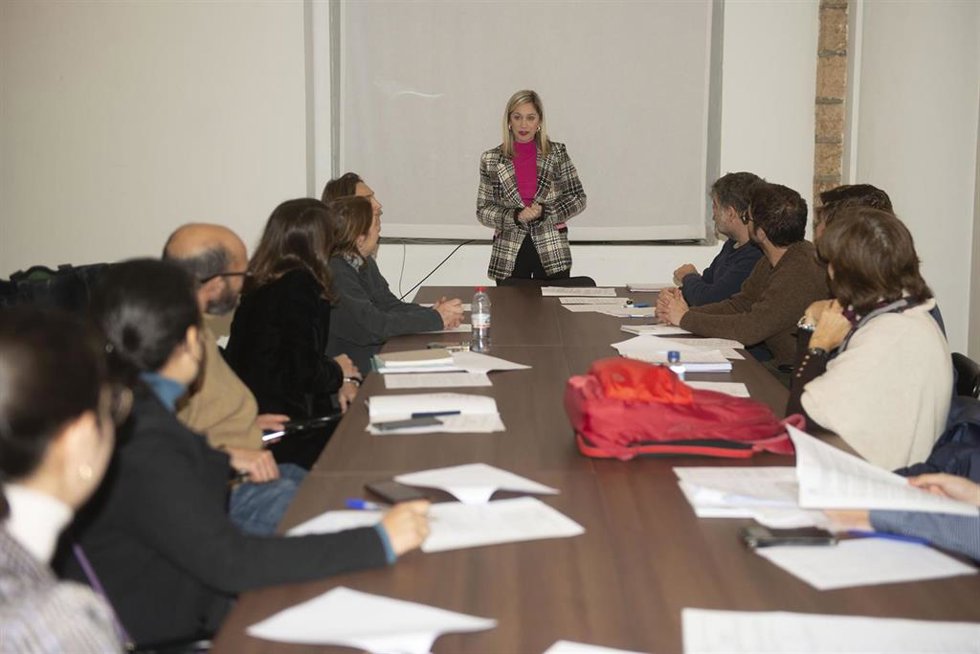 La diputada responsable de Desarrollo Democrático, Lucía Trujillo, reunida con representantes de ONGs y la Universidad de Cadiz