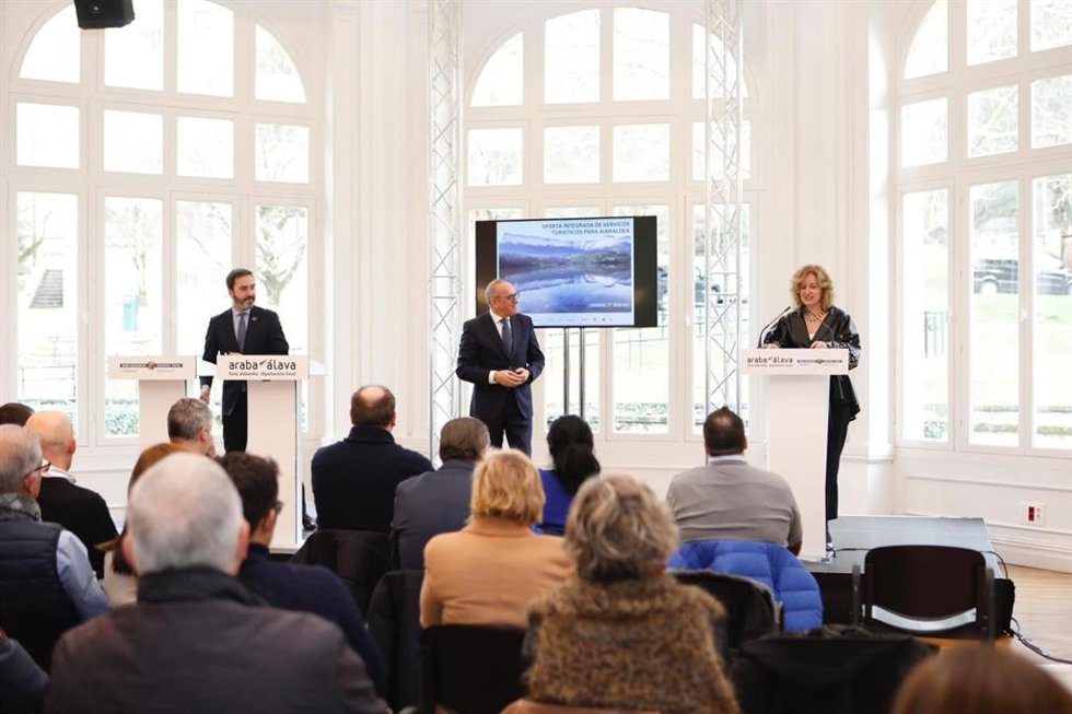 Del diputado general de Álava, Ramiro González; el consejero de Turismo, Comercio y Consumo del Gobierno Vasco, Javier Hurtado; y la diputada foral de Fomento del Empleo, Comercio y Turismo, Cristina González