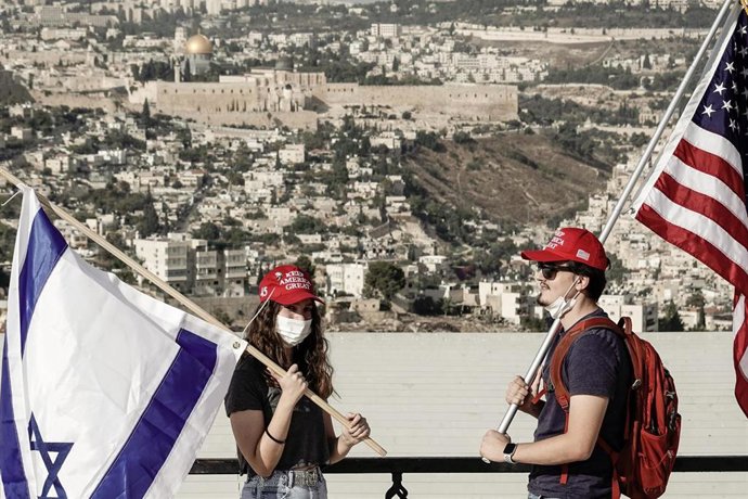 Archivo - Simpatizantes de Donald Trump con banderas de Israel y Estados Unidos en Jerusalén en una imagen de archivo