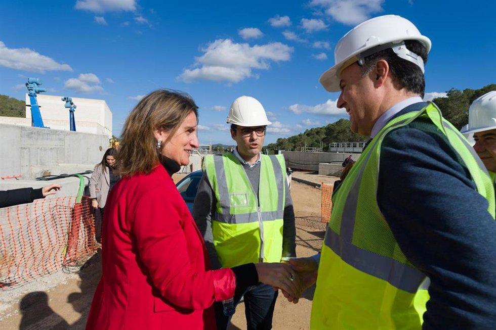 La vicepresidenta tercera y ministra para la Transición Ecológica y el Reto Demográfico, Teresa Ribera (i), y el director adjunto de la obra Daniel Mateos (c) conversan en su visita a las obras de la Estación Depuradora de Aguas Residuales (EDAR).