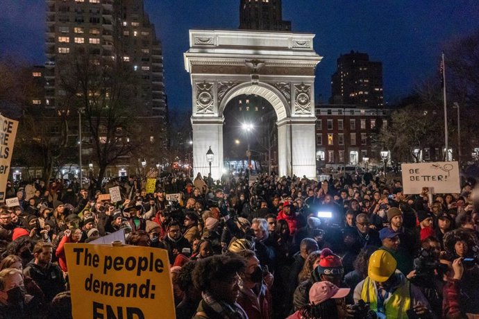 28 January 2023, US, New York: People take part in a demonstration at Washington Square Park against the fatal police assault of Tyre Nichols. On January 27, 2023, the city of Memphis released a graphic video depicting the deadly police assault of Nicho