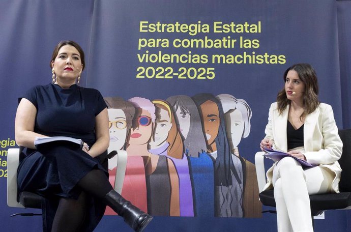 La ministra de Igualdad, Irene Montero (d), y la secretaria de Estado de Igualdad y contra la Violencia de Género, Ángela Rodríguez Pam (i).