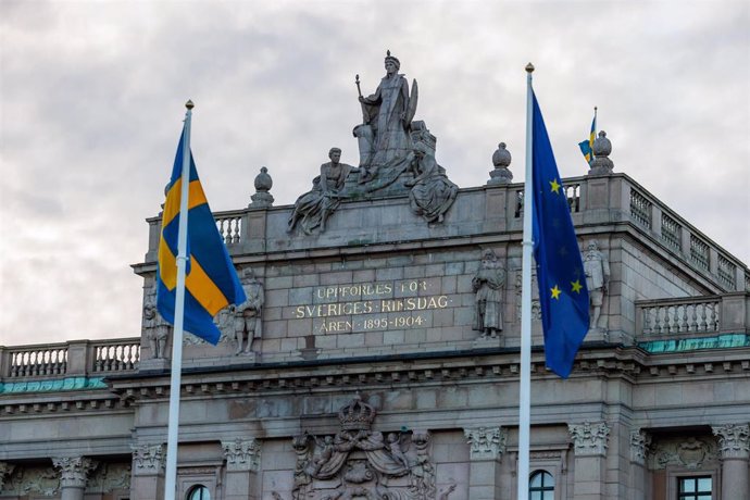 Banderas de Suecia y la Unión Europea en el Parlamento sueco.