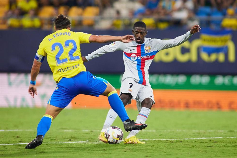 Archivo - Pacha Espino y Ousmane Dembélé en el Cádiz-FC Barcelona de la primera vuelta de LaLiga Santander
