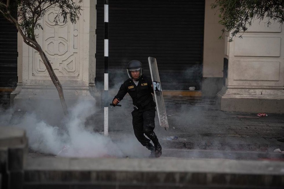 Un policía peruano durante las protestas en Lima, Perú 