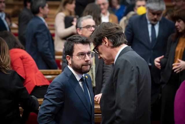 Pere Aragonès i Salvador Illa en el ple parlamentari 