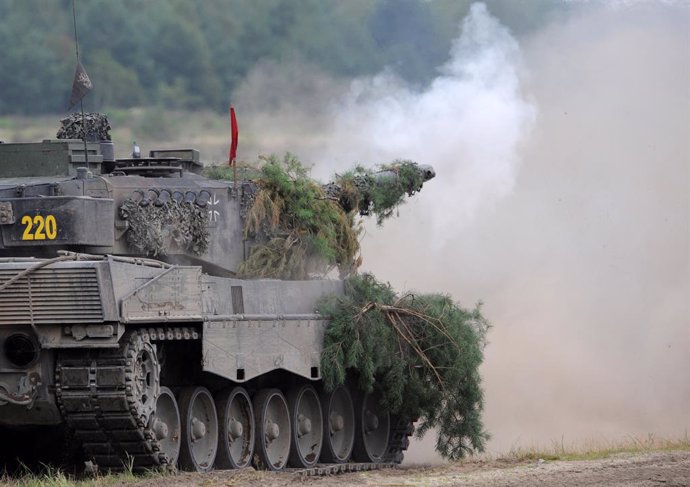 Archivo - FILED - 12 August 2009, Saxony, Weisskeissel: A Leopard 2A6 tank from the Bundeswehr's Panzer Lehrbataillon 93 fires during a military exercise at the Oberlausitz training area. Photo: Ralf Hirschberger/dpa-Zentralbild/dpa