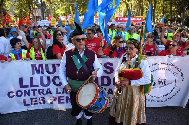 Archivo - Dos personas mayores con traje tradicional asturiano tocan la gaita y el tambor durante la manifestación por la defensa de las pensiones públicas y la mejora de los salarios, a 15 de octubre de 2022, en Madrid, (España). 