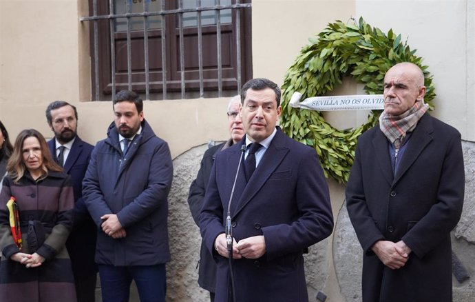 El presidente de la Junta de Andalucía, Juanma Moreno, en la ofrenda floral en recuerdo del matrimonio asesinado por ETA en Sevilla Alberto Jiménez-Becerril y Ascensión García Ortiz.