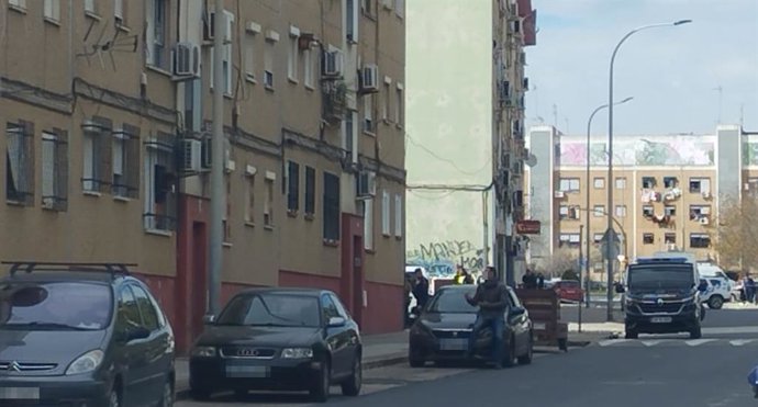 Un agente de la Policía Nacional de Huelvael pasado jueves cuando intentaba que se entregara el atrincherado en El Torrejón (Huelva).