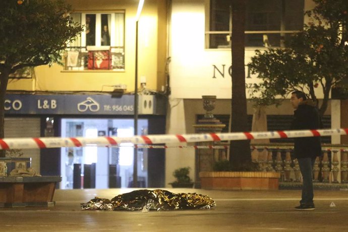 El cadáver del sacristán en la plaza de la Palma de Algeciras tras ser asesinado por el detenido para quien se ha ordenado su ingreso en prisión