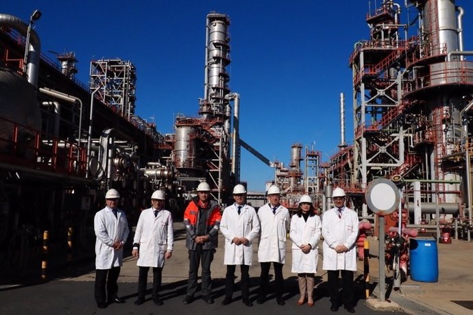 El consejero de Política Industrial y Energía, Jorge Paradela, ha visitado este lunes las instalaciones  del Parque Energético La Rábida de Cepsa, en Palos de la Frontera (Huelva),