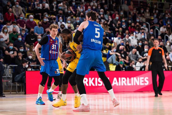Archivo - Jalen Reynolds of Maccabi Playtika Tel Aviv in action against Serta Sanli of FC Barcelona during the Turkish Airlines EuroLeague match between FC Barcelona and Maccabi Playtika Tel Aviv at Palau Blaugrana on April 07, 2022 in Barcelona, Spain.