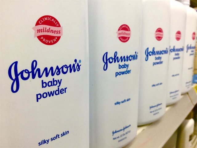 Archivo - Polvo de talco para bebés de Johnson & Johnson.