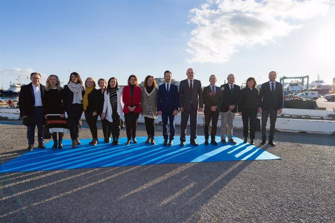 Foto de familia de los asistentes al acto de presentación de los trabajos del tendido del nuevo enlace submarino entre las islas de Ibiza y Formentera.