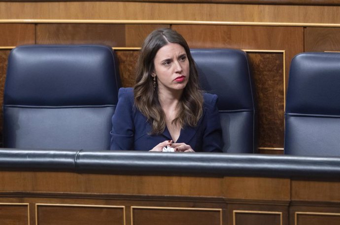 La ministra de Igualdad, Irene Montero, en el Pleno del Congreso de los Diputados, a 24 de enero de 2023, en Madrid (España). Sánchez ha informado hoy de los Consejos Europeos celebrados los días 20 y 21 de octubre y 15 de diciembre de 2022, así como de