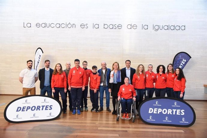 La consejera de Educación, Cultura y Deportes, Rosa Ana Rodríguez, ha felicitado a los karatecas y parakaratecas de Castilla-La Mancha, que participaron recientemente en los Campeonatos de España.