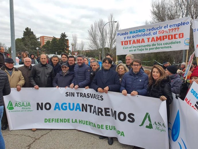 Imagen de la protesta de representantes de Asaja-Alicante en defensa del trasvase Tajo-Segura frente a la Moncloa.