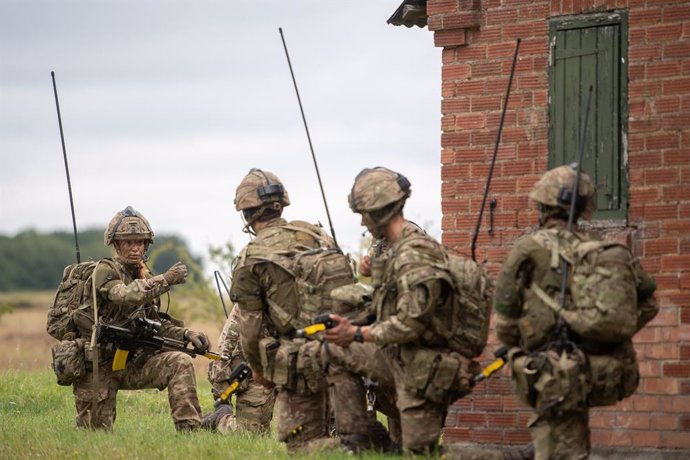Archivo - 24 July 2020, England, Thetford: Officer cadet Peony Grainger (L) leads a platoon attack in West Tofts Camp, during the British Army Exercise Dynamic Victory which is usually held overseas with alongside coalition forces but is taking place in